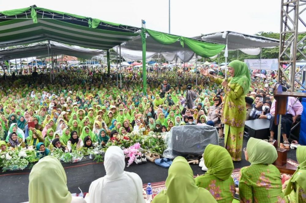 Ketua Muslimat NU Khofifah Indar Parawansa saat menghadiri pengajian Akbar Muslimat NU Lampung. (Ist) 