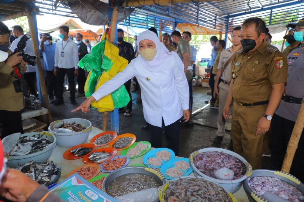 Gubernur Khofifah tinjau pasar ikan hasil tangkapan nelayan. (Ist) 