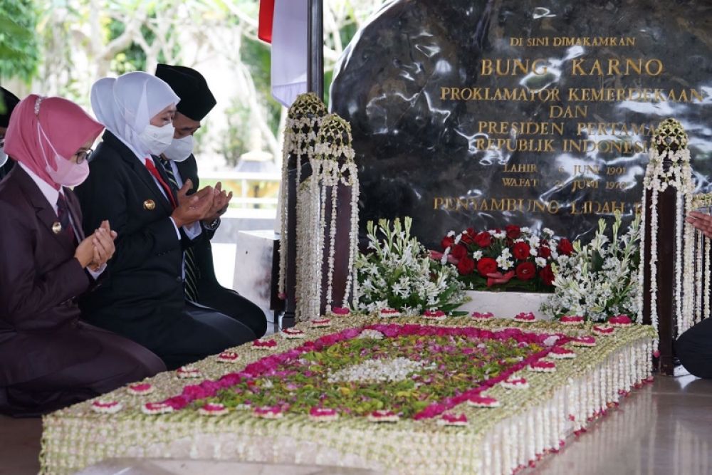 Gubernur Khofifah ziarah dan berdoa di pusaran Presiden RI pertama, Bung Karno di Blitar. (Ist) 