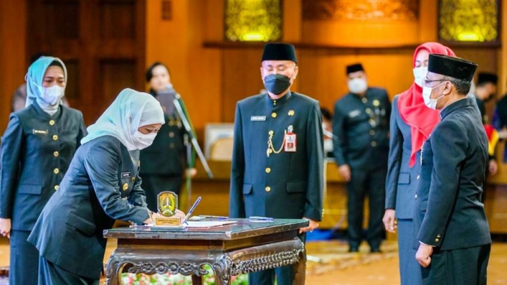 Gubernur Jawa Timur Khofifah Indar Parawansa tandatangani BAP naskah pelantikan ratusan guru disaksikan Kadispendik Jatim, Wahid Wahyudi. (Ist) 