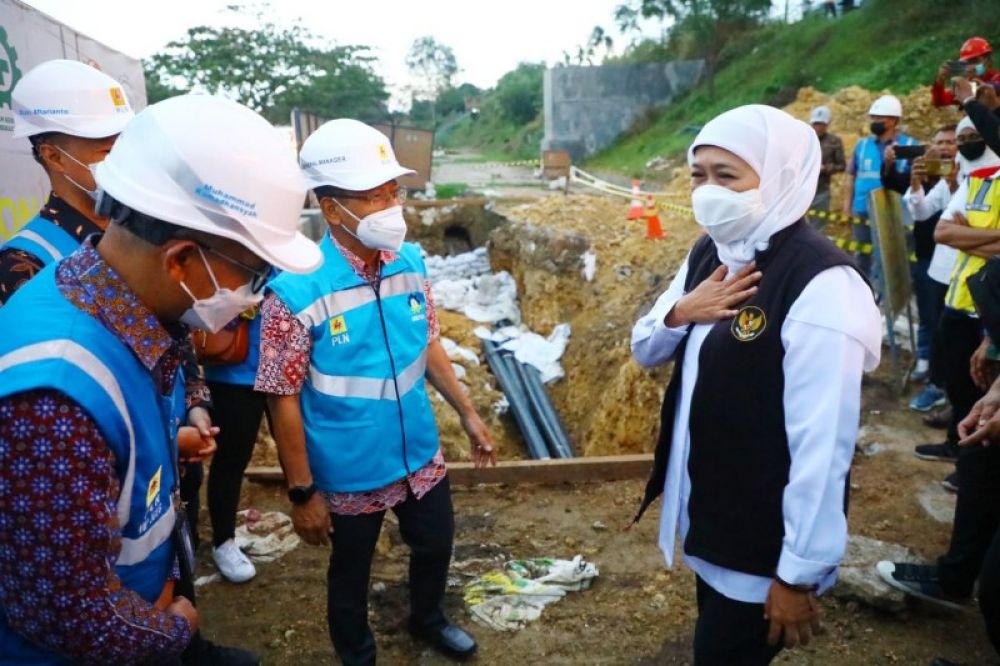 Gubernur Khofifah meninjau pelaksanaan proyek Kabel Tegangan Tinggi 150 KV yang menghubungkan Suramadu. (Ist) 