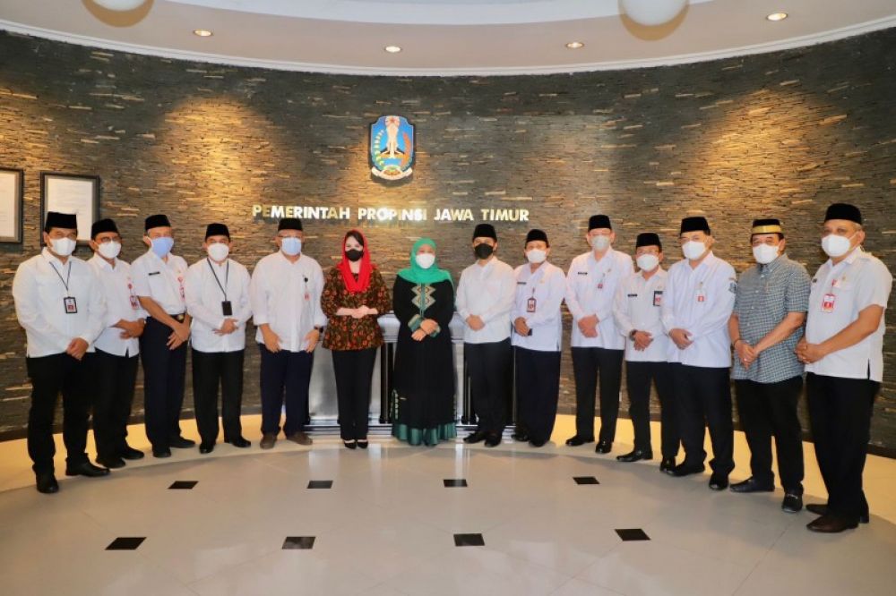 Kepulangan dari ibadah haji, Gubernur Khofifah disambut wakil Gubernur beserta istri dan jajaran kepala OPD Jatim. (Ist) 