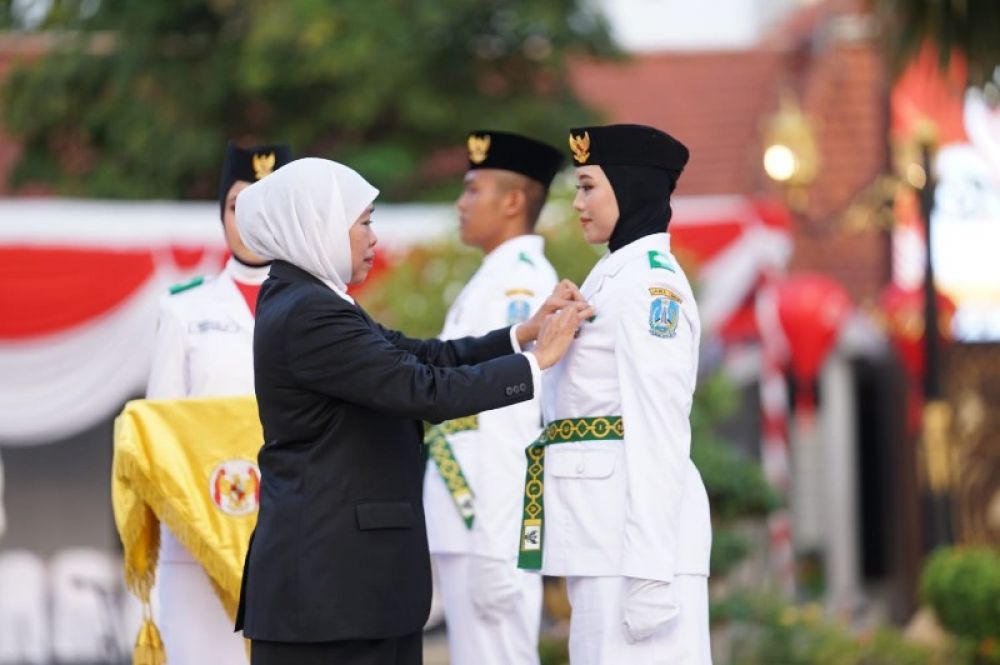 Gubernur Jawa Timur Khofifah Indar Parawansa mengukuhkan 76 Paskibraka di gedung Negara Grahadi Surabaya. (ist) 