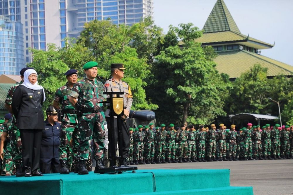 Gubernur Khofifah bersama Pangdam dan Kapolda Jatim saat gelar pasukan pengamanan Pemilu 2024. (Ist) 