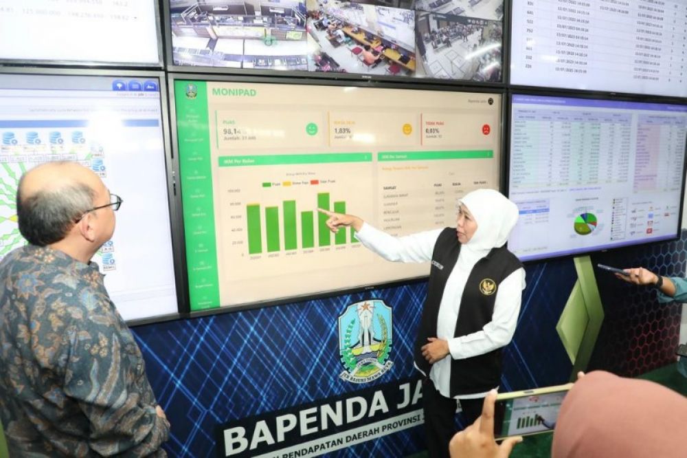 Gubernur Khofifah saat meninjau skena pembayaran pajak di kantor Bapenda Prov Jatim. (Ist) 