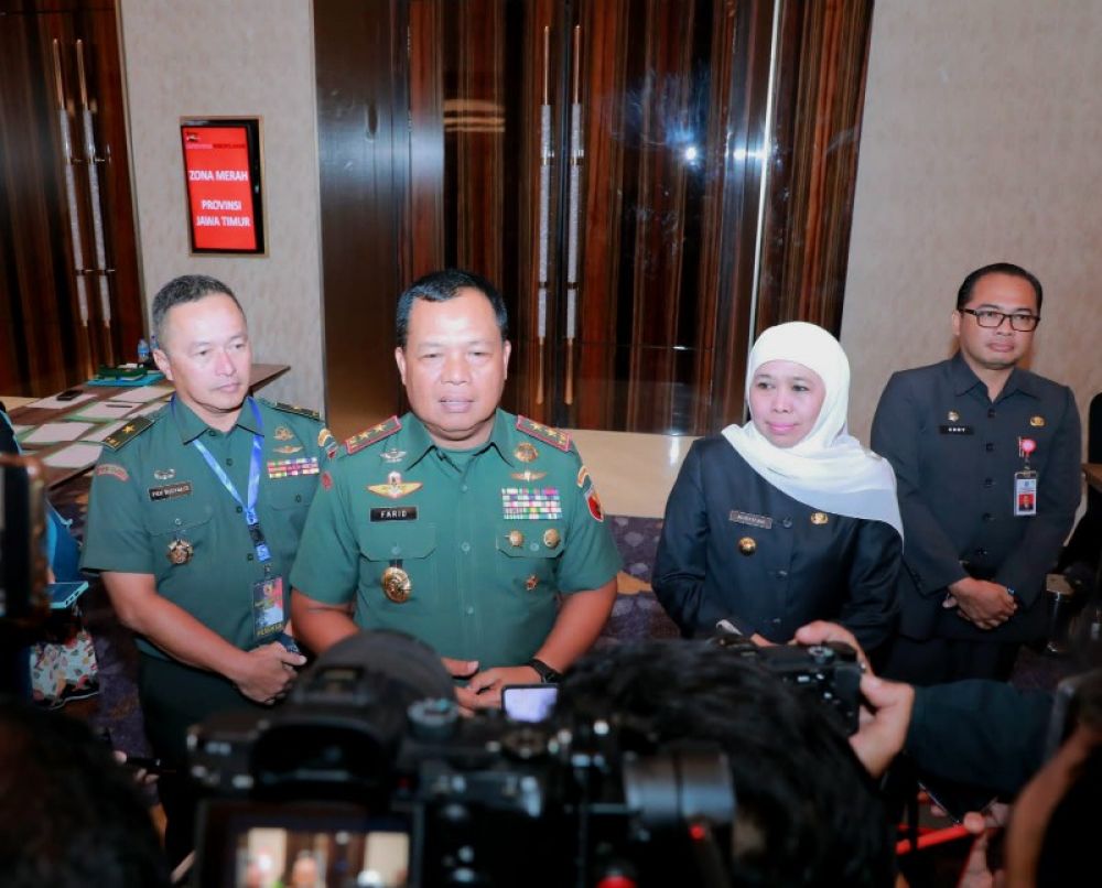 Gubernur Khofifah bersama Pangdam V Brawijaya usai rapim di Hotel Westin Surabaya. (Ist) 