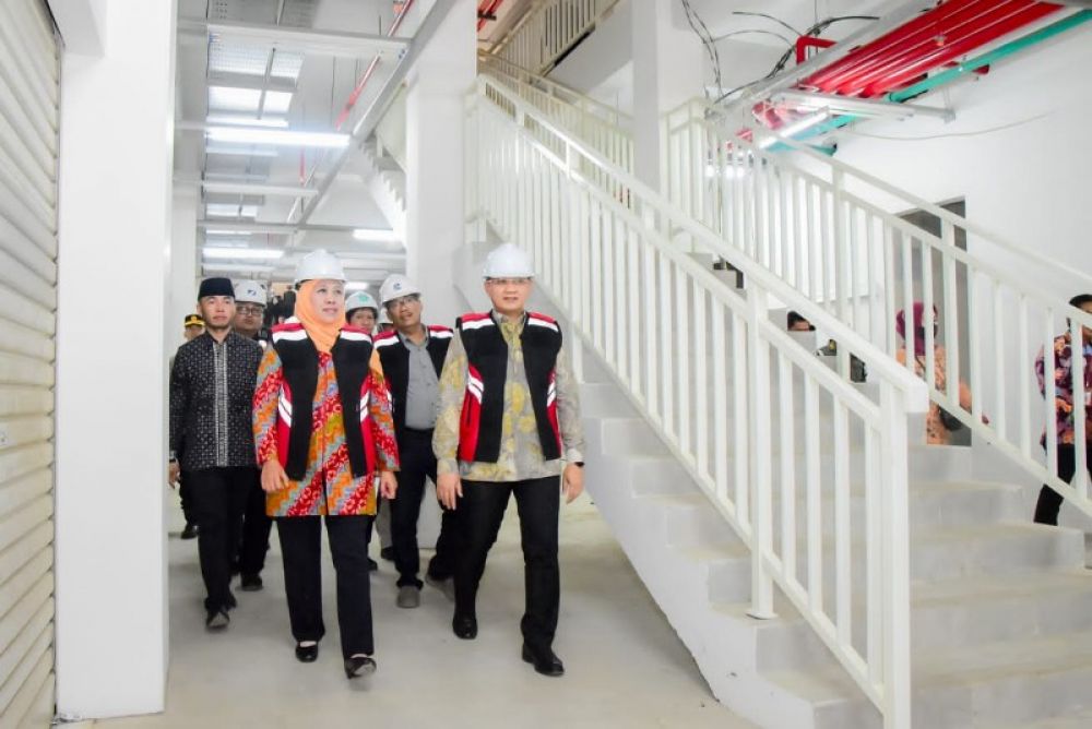 Gubernur Khofifah didampingi Pj Wali Kota Baru Aries Agung Paewei saat meninjau progres pembangunan pasar induk Batu. (Ist) 