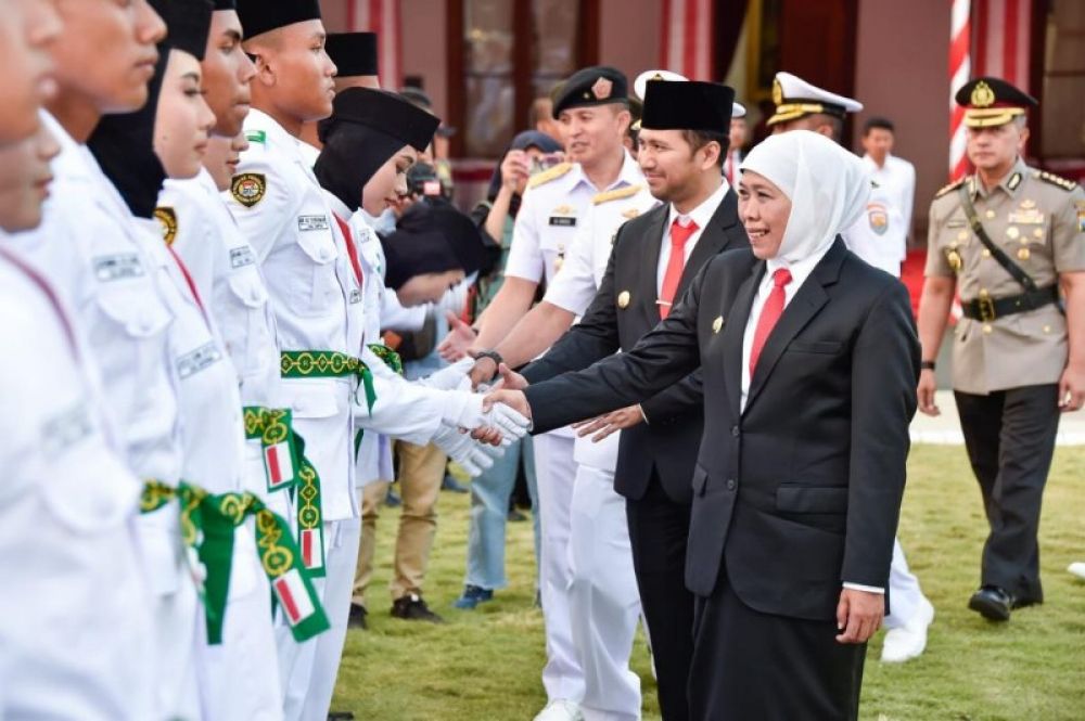 Gubernur Khofifah memberikan ucapan selamat kepada paskibraka Jatim usai melaksanakan tugas dengan baik mengibarkan bendera mersh outih di gedung negara Grahadi Surabaya. (Ist) 