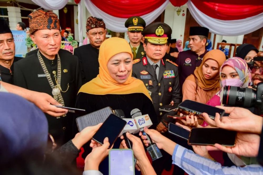 Gubernur Khofifah didampingi Plt Kepala Dinas Pendidikan Prov Jatim, Wahid Wahyudi memberikan keterangan pers. (Ist) 