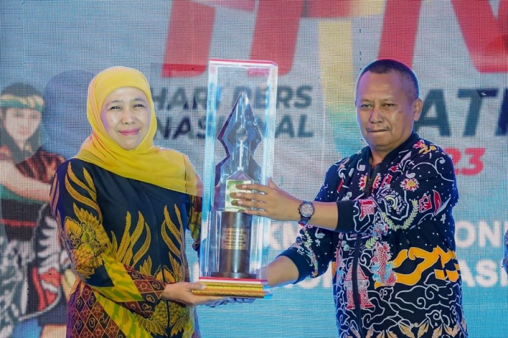 Gubernur Khofifah menerima penghargaan sebagai tokoh Nasional peduli wartawan dari PWI Jatim. (Ist) 
