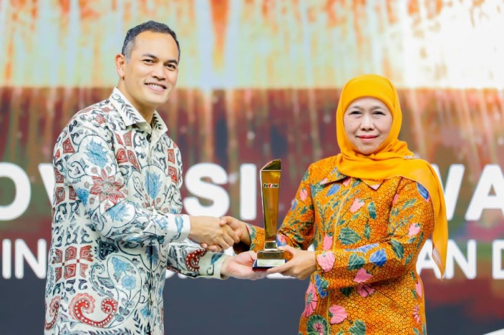 Gubernur Khofifah saat menerima penghargaan inovasi digital dari Chief Executive Officer TV One Taufan E.N Rotorasiko di Jakarta. (Ist) 
