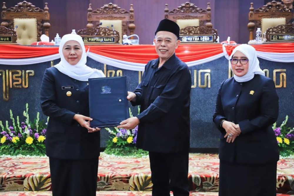 Gubernur Khofifah menerima berkas nota keuangan dari ketua DPRD Jatim Kusnadi dan Wakil ketua Anik Maslachah. (Ist) 