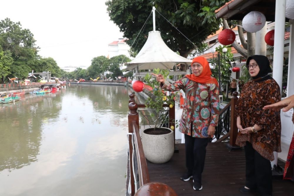Gubernur Khofifah menerima kunjungan Dr Nila Moeloek di Grahadi Surabaya. (Ist) 