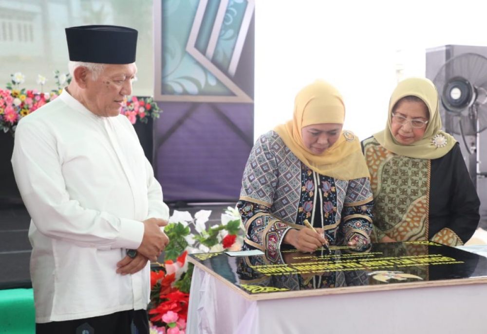 Gubernur Khofifah disaksikan pengurus MTs Sains di Tebu ireng Jombang. (Ist) 