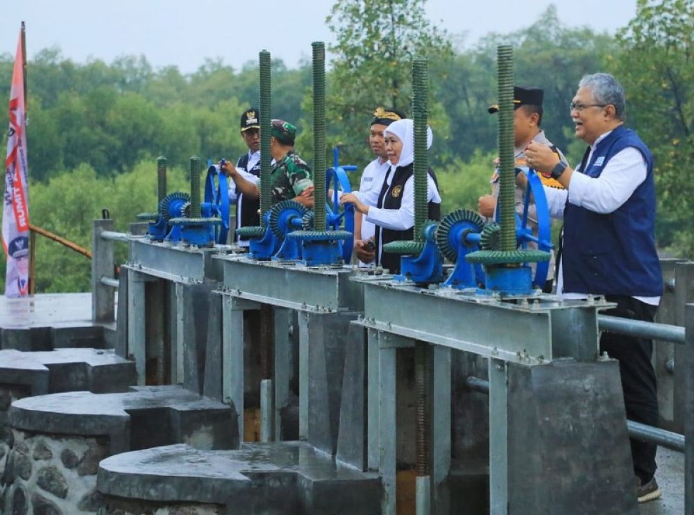Gubernur Khofifah saat meresmikan pintu air di Desa, Kalibuntu Kabupaten Probolinggo, solusi mengatasi banjir rob tahunan. (Ist) 
