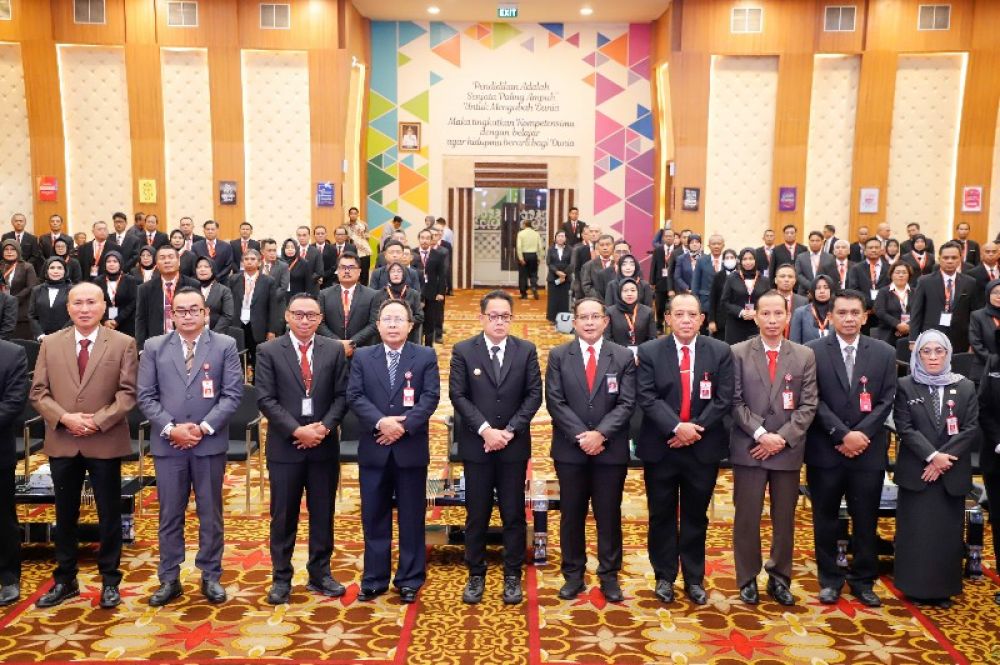 Pj Gubernur Adhy saat foto bersama dengan para pemimpin Perubahan. (Ist) 