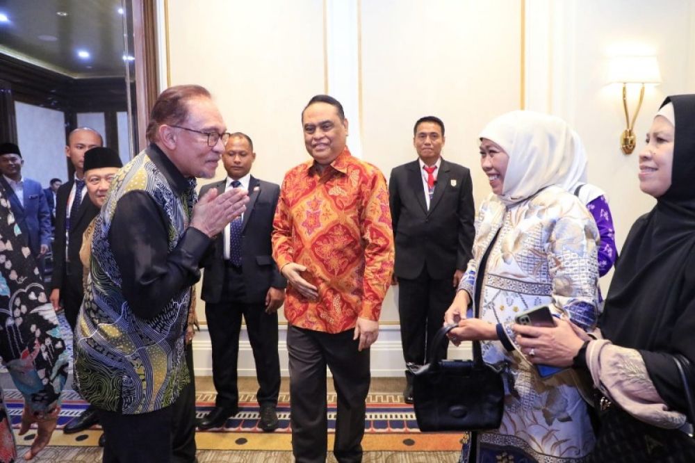 Gubernur Khofifah saat bertemu dengan PM Malaysia Anwar Ibrahim di sela menghadiri KTT ASEAN di Jakarta. (Ist) 