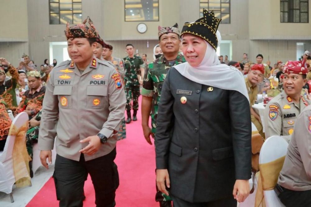 Gubernur Khofifah bersama Kapolda Jatim Irhen Pol Toni Hermanto saat meresmikan Omah Rembug dan Siskamling. (Ist) 