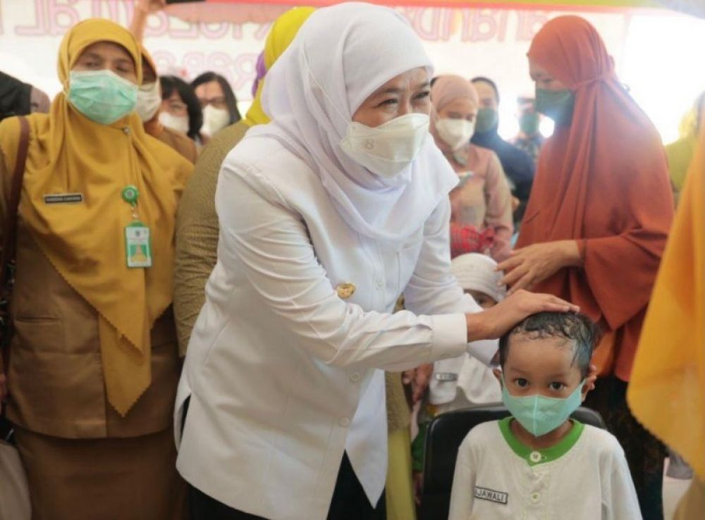 Gubernur Khofifah saat memantau vaksinasi polio pada anak. (Ist) 