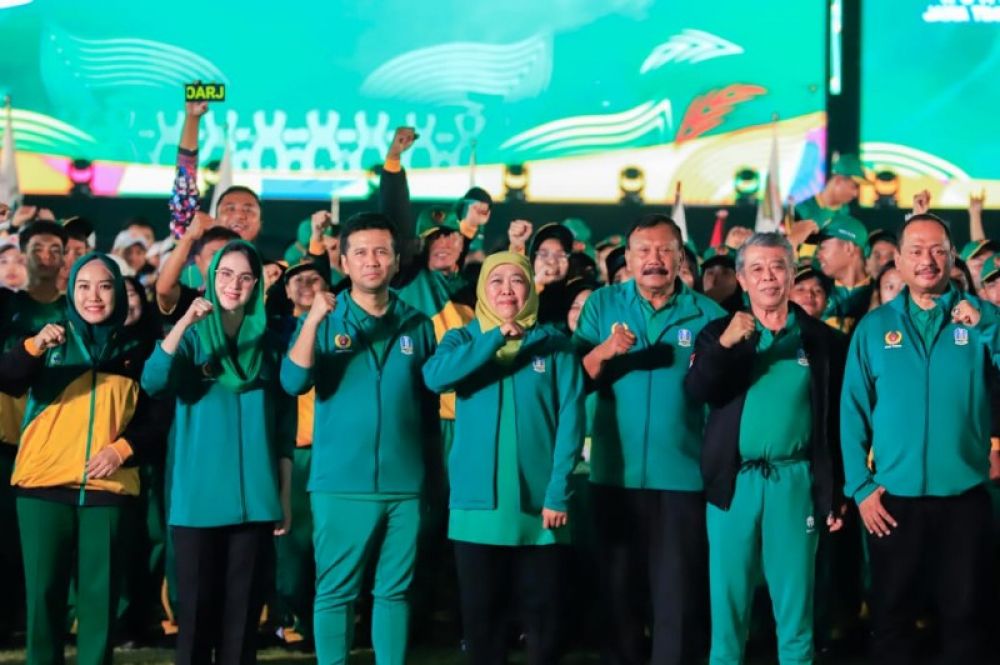 Gubernur Khofifah bersama Wagub Emil Dardak beserta istri Jetua DPRD Jatim Kusnadi, dan Ketua Koni Jatim saat foto bersama para atlet porprov VIII Jatim saat pembukaan. (Ist) 