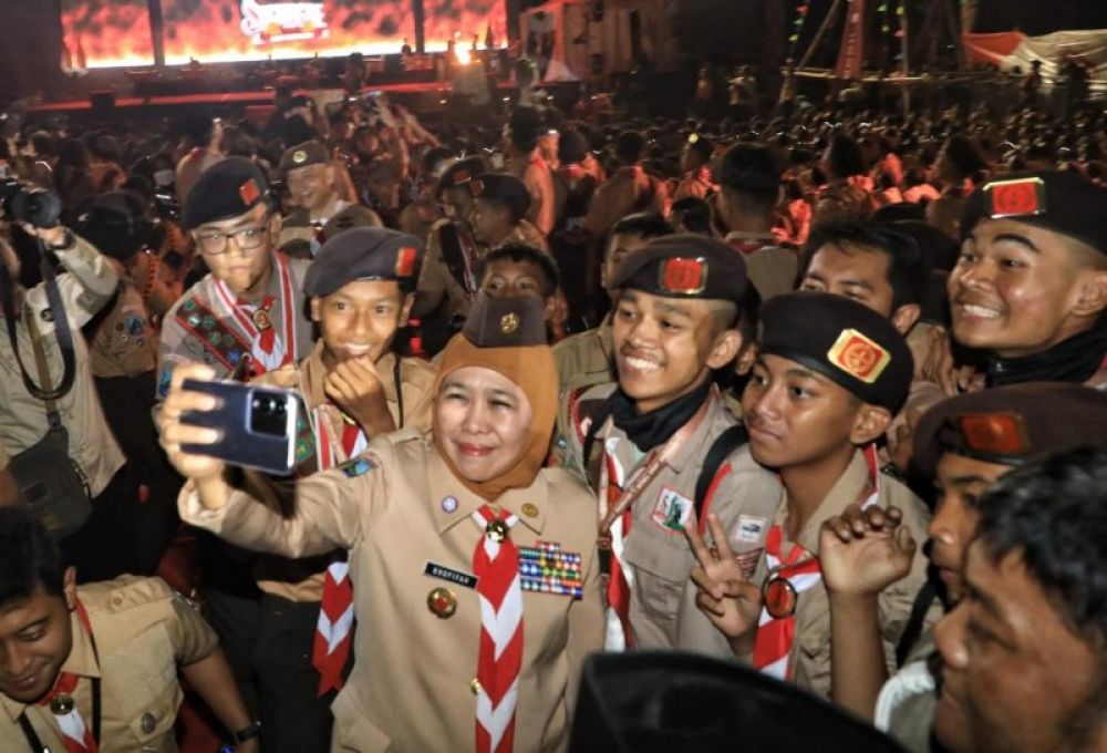 Gubernur Khofifah foto bersama dengan peserta Jambore. (Ist) 