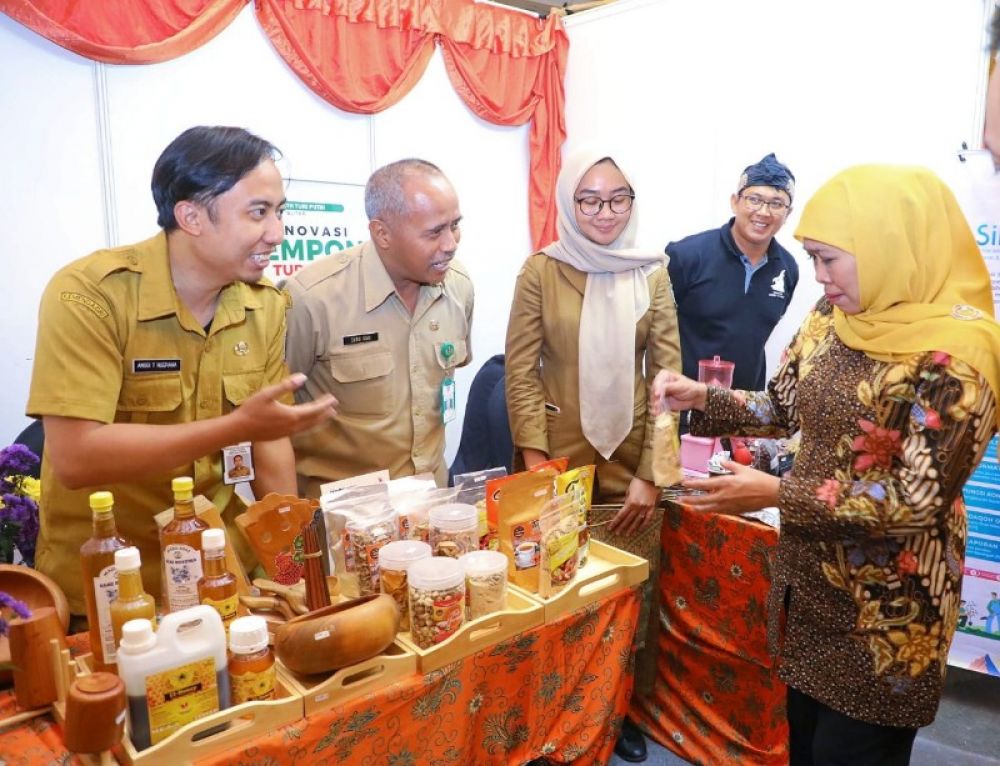 Gubernur Khofifah melihat produk UKM usai membuka acara pembinaan ASN dan penyerahan penghargaan prestasi kinerja se Bakorwil Jatim. (Ist) 