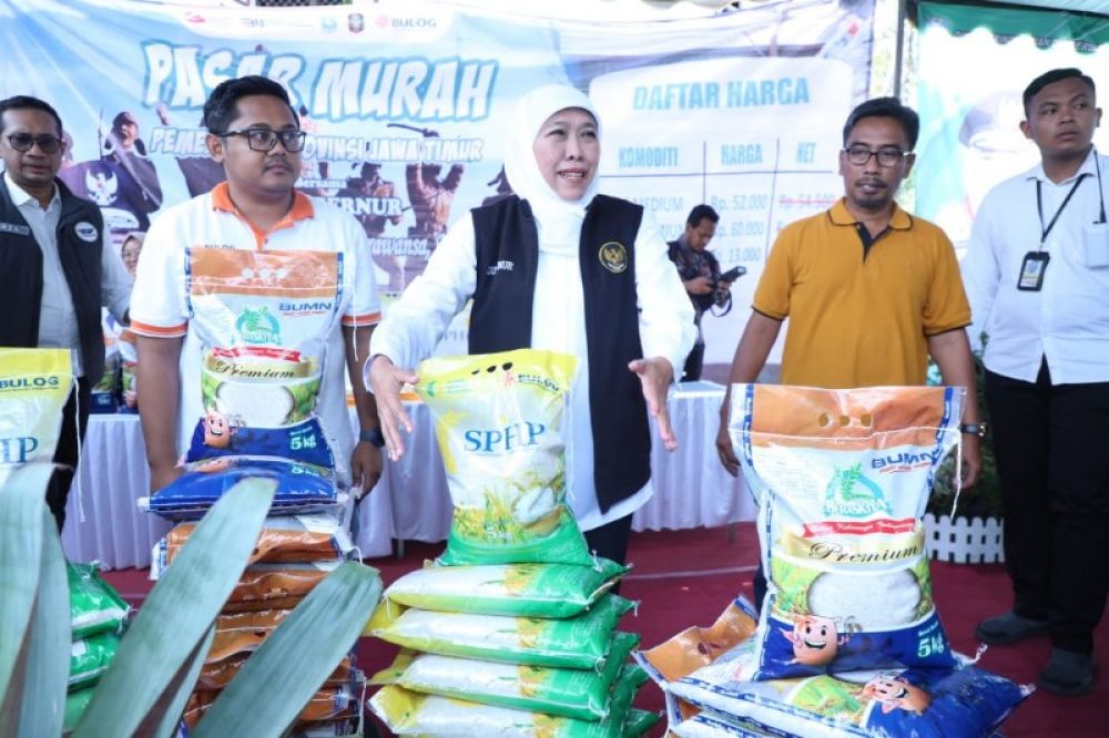 Gubernur khofifah saat menggelar operasi pasar di Kota Blitar. (Ist) 