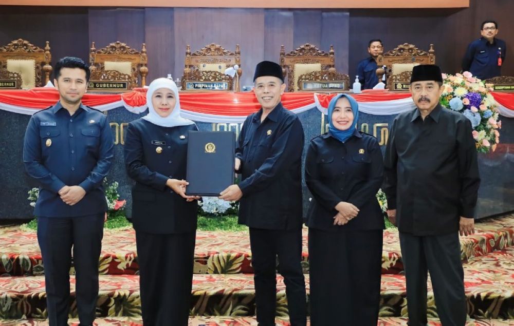 Gubernur Khofifah hadiri rapa paripurna DPRD Jatim terkait persetujuan Raperda Penanaman Modal dan investasi. (Ist) 
