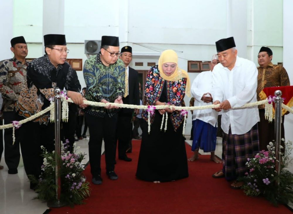 Peresmian ditandai dengan pemotongan untaian bunga melati oleh Gubernur Khofifah didampingi pengurus Asrama. (Ist) 