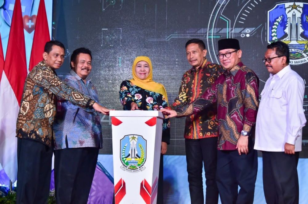 Gubernur Khofifah dengan pejabat terkait meresmikan gedung rehabilitasi Medik RSSA Malang 7 lantai senilai Rp 95 miliar dengan menekan tombol sirine. (Ist) 