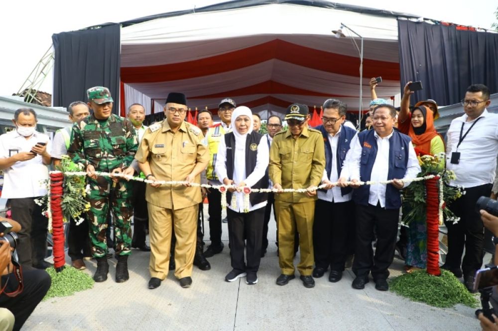 Gubernur Khofifah didampingi pejabat setempat meresmikan jembatan Bailey Probolinggo. (Ist) 