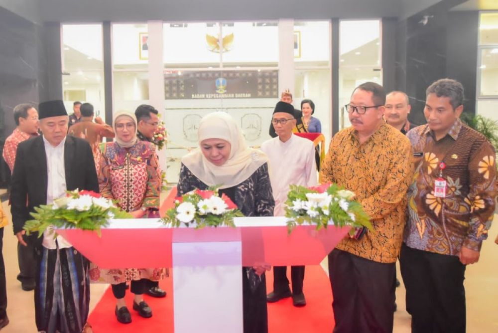 Gubernur Khofifah tandatangani berita acara peresmian gedung baru BKD lantai lima. (Ist) 