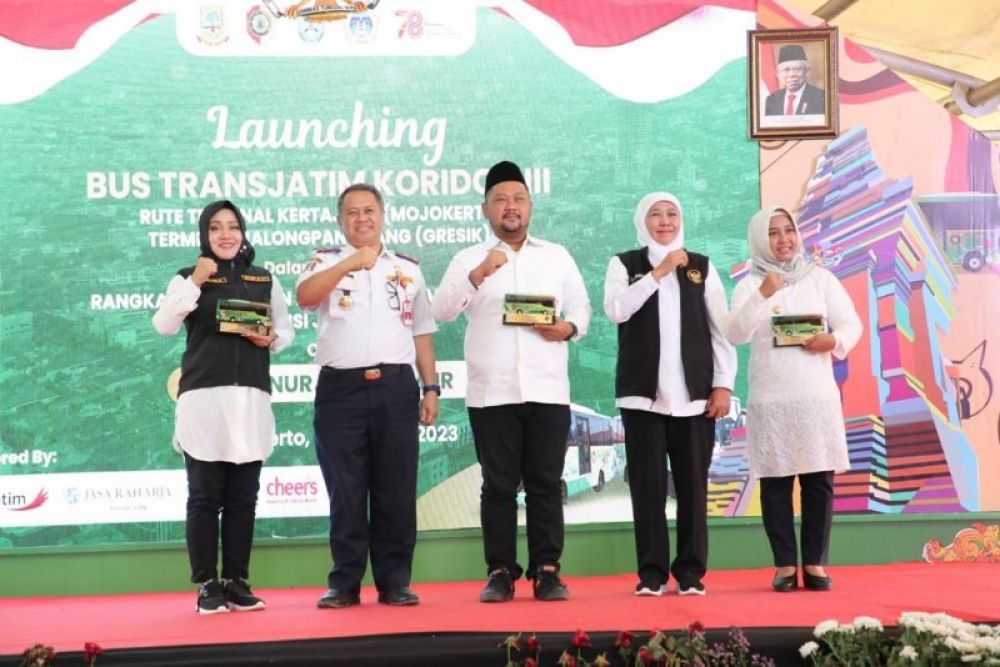 Gubernur Khofifah diapit Jadishub Jatim Nyono, Bupati Gresik, Gus Yani, Bupati Mojokerto Ikfina Fahmawati serta Wali Kota, Mojokerto Ika Puspitasari. (Ist) 