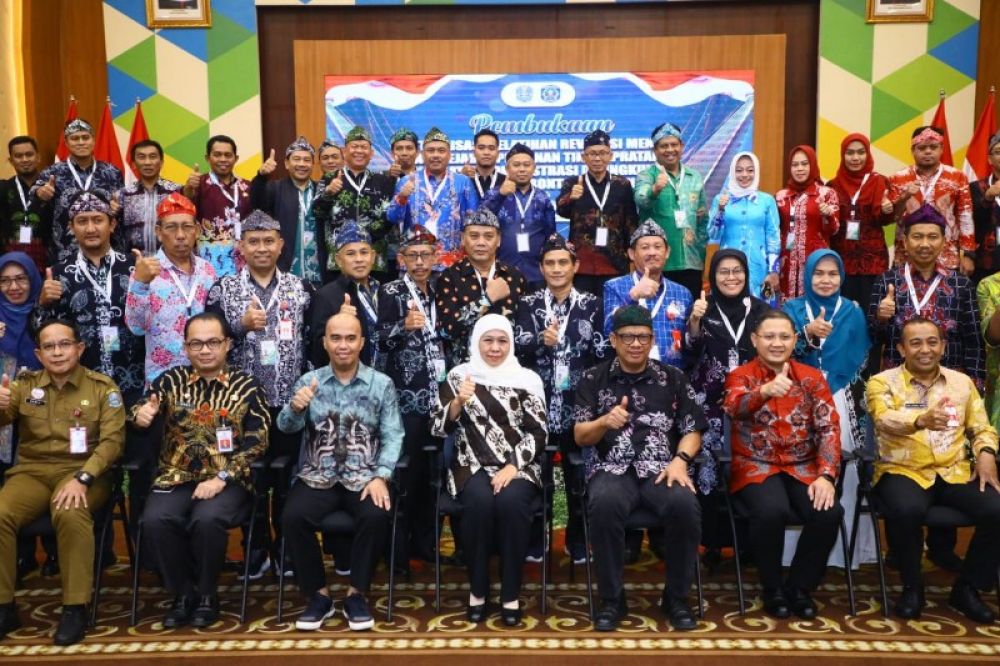 Gubernur Khofifah bersama Wali Kota Bontang, Basri Rase bersama peserta berfoto bersama usai pelatihan Revolusi mental 