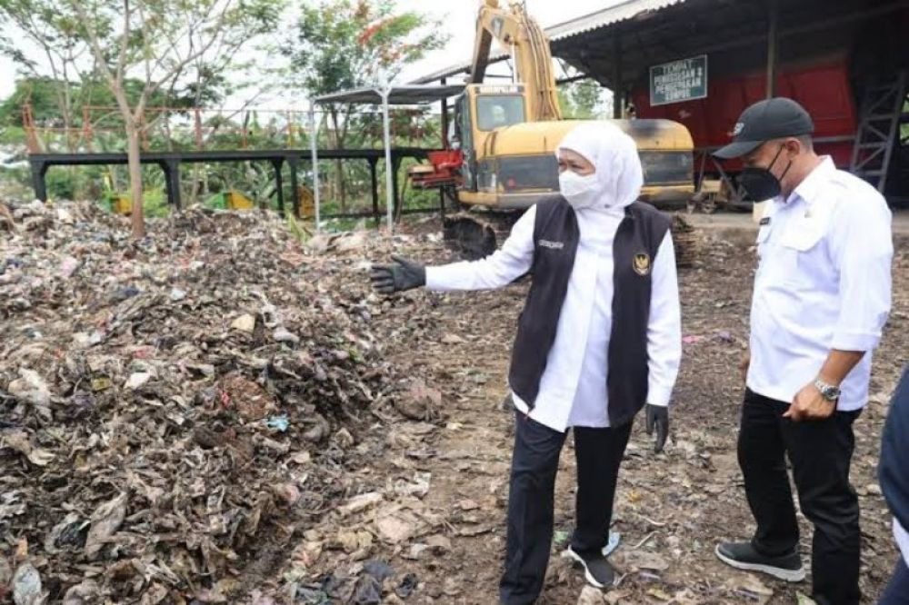 Gubernur Khofifah melihat secara langsung proses daur ulang sampah menjadi kompos. (Ist) 