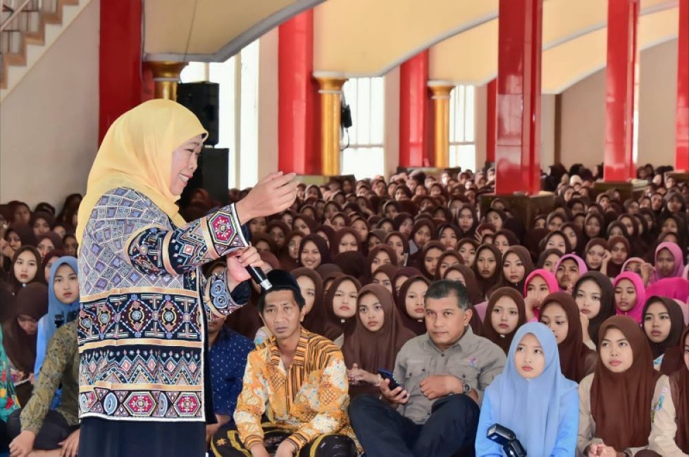 Gubernur Khofifah menyampaikan sambutan di salah satu Ponpes. (Ist) 