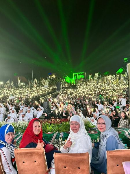 Gubernur Khofifah bersama Yenny Wahid, Fatma Syaifullah Yusuf saat menghadiri Sholawat Hari Santri bersama Syech Abdul Qodir Assegaf di Kodam V Brawijaya Surabaya. (Ist) 