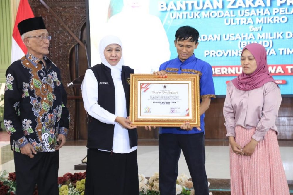 Ziarah dan Takziyah ke Rumah Duka, Gubernur Khofifah : Wujudkan Mimpi Farhat untuk Umrohkan Kedua Orang Tua