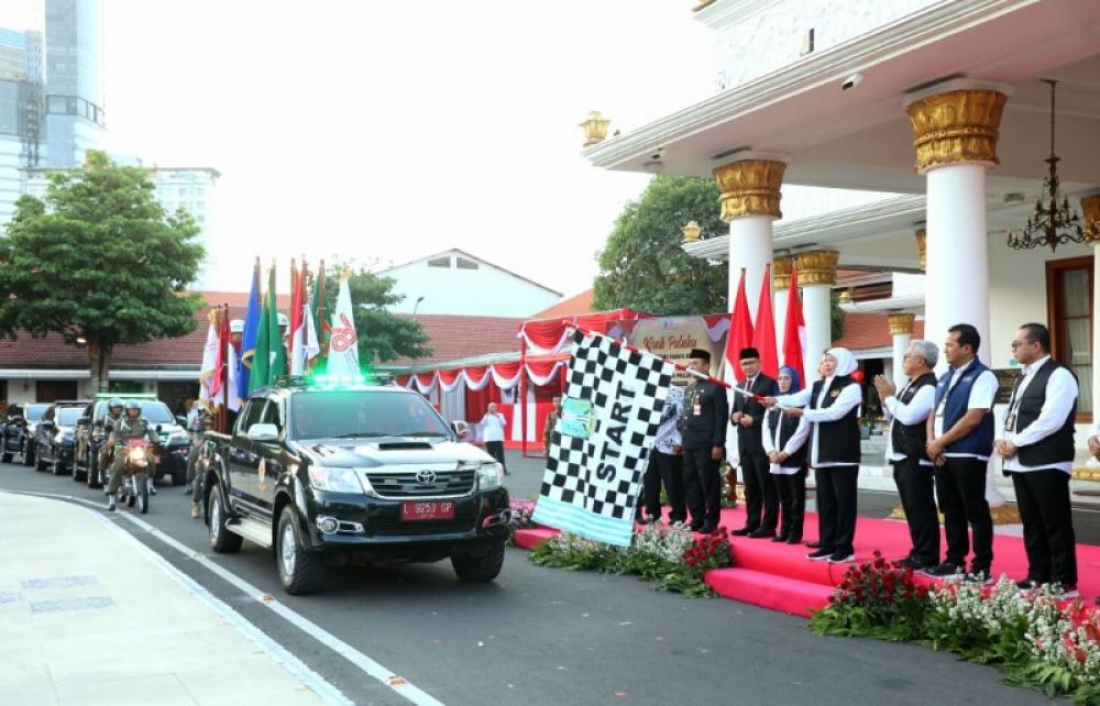 Berangkatkan Kirab Pataka Jer Basuki Mawa Beya, Gubernur Khofifah : Bawa Misi Bangkitnya Ekonomi, Sosial Budaya dan Pariwisata Jatim