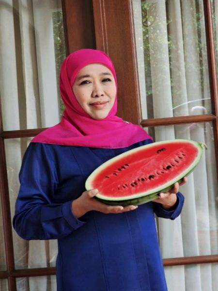 Foto profil Gubenur Khofifah membawa semangka. (Ist) 