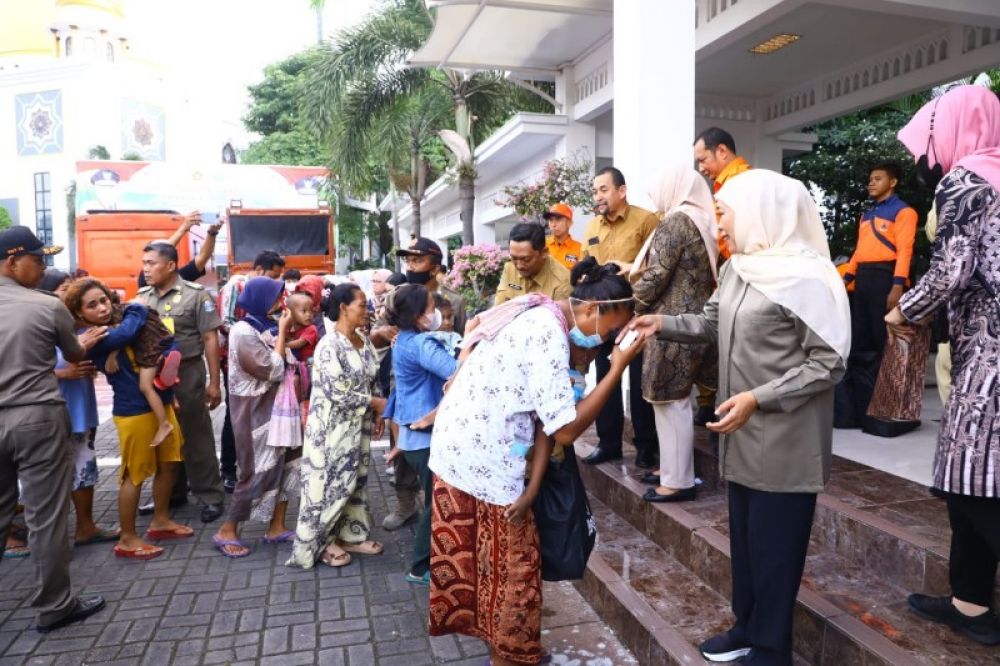Gubernur Khofifah membagikan 650 paket sembako untuk warga sekitar kantor Gubernuran dan cleaning service. (Ist) 