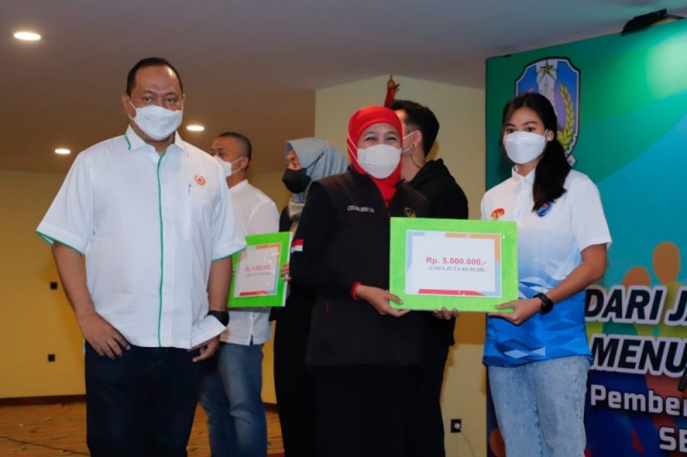 Gubernur Khofifah didampingi ketua Koni Jatim, M Nabil berikan uang saku untuk memotivasi para atlet. (Ist) 