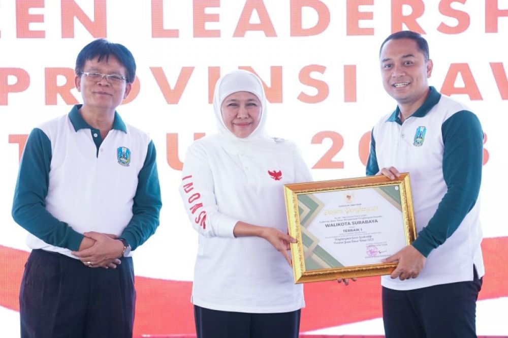 Gubernur Khofifah serahkan penghargaan kepada Wali Kota, Surabaya Ery Cahyadi didampingi Kadis, Lingkungan Hidup Jatim, , Jempin Marbun. (Ist) 