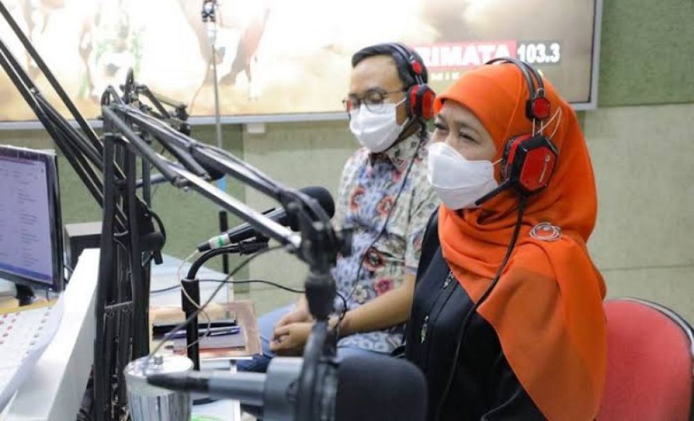 Gubernur Khofifah berikan informasi melalui siaran di sebuah radio di Surabaya. (Ist) 