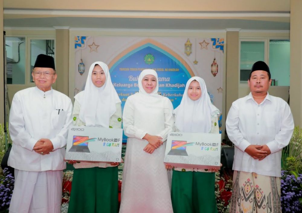 Gubernur Khofifah apresiasi kepada dua siswa Khodijah dan mendapat Golden Ticket karena diterima Unair. (Ist) 