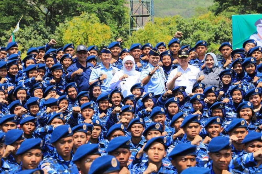 Gubernur Khofifah bersama siswa SMA Taruna Jawa Timur usai pembaretan. (Ist) 
