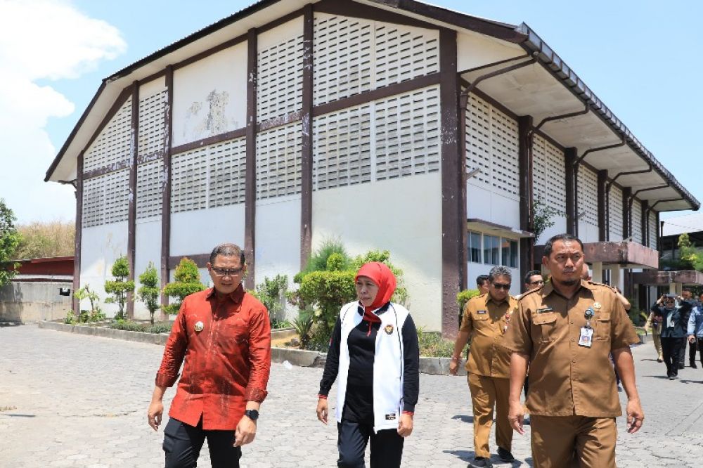 Gubernur Khofifah didampingi Kepala, Dinas Pendidikan Jatim, Aries Agung P. beserta Ka UPT Smanor saat meninjau sarana prasana SMAN Olahraga Jatim di Sidoarjo. (Ist) 