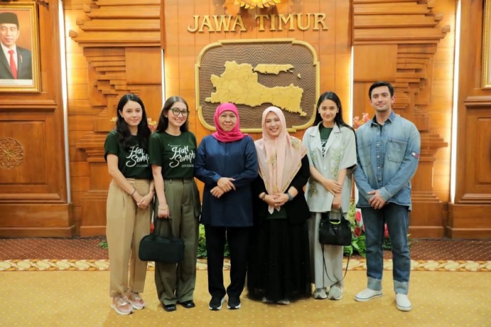 Gubernur Khofifah undang ke Grahadi dan foto bersama dengan pemeran utama film Alina Suhita dan nonton bareng. (Ist) 
