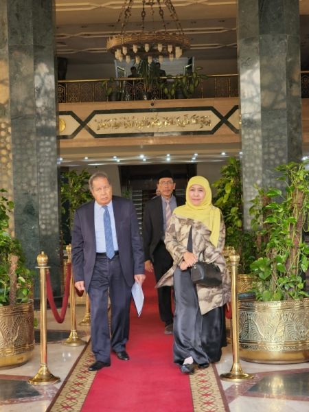 Gubernur Jawa Timur Khofifah Indar Parawansa saat bertemu Grand Syeikh Al Azhar di Kairo Mesir. (Ist) 