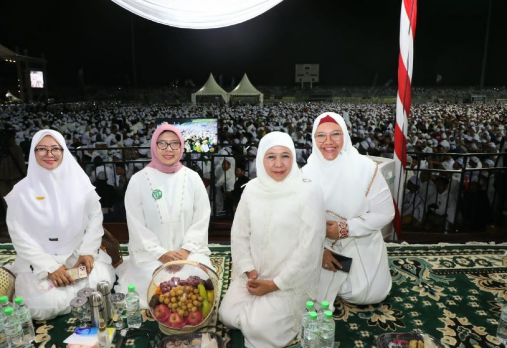 Gubernur Khofifah saat menghadiri Tabligh Akbar Habib Umar. (Ist) 